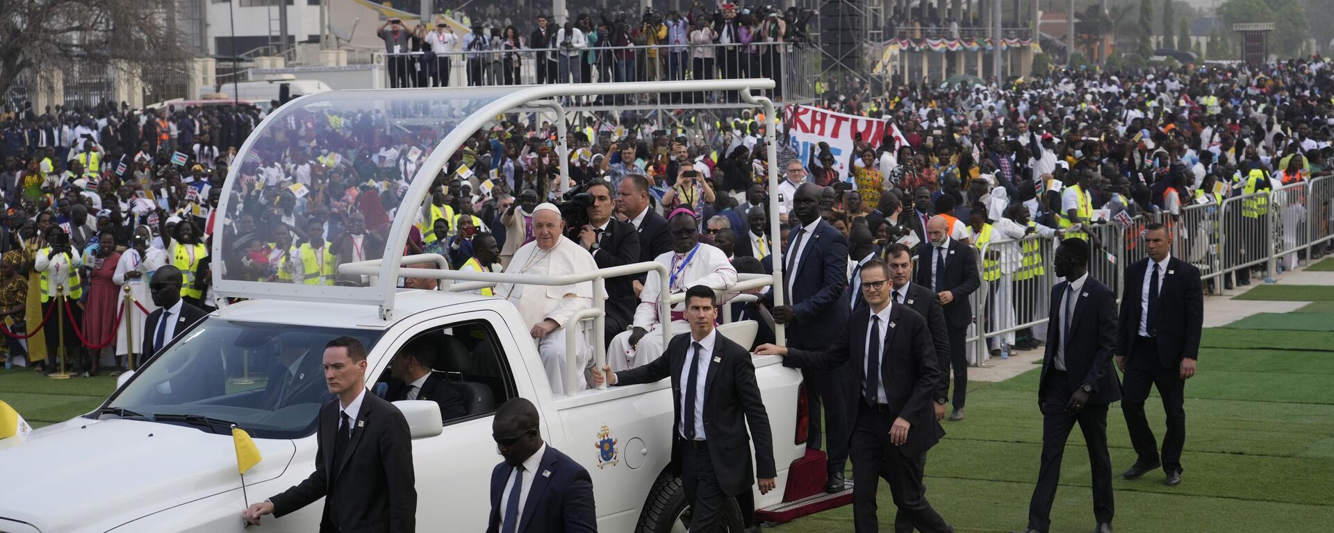 Pope Francis arrives to celebrate mass at the John Garang Mausoleum in Juba, South Sudan, Sunday, Feb. 5, 2023.  - Sputnik International, 1920, 05.02.2023