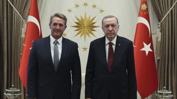 Turkish President Recep Tayyip Erdogan, right, and Jeff Flake, the new U.S. ambassador to Turkey, pose for a photo at presidential palace, in Ankara, Turkey, Wednesday, Jan. 26, 2022.  - Sputnik International