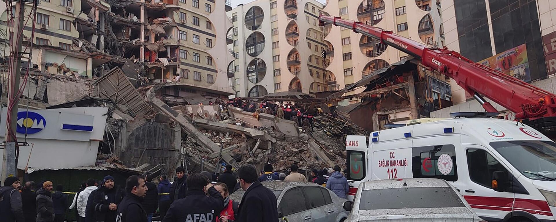 Rescue workers and medical teams try to reach trapped residents in a collapsed building following an earthquake in Diyarbakir, southeastern Turkey, early Monday, Feb. 6, 2023.  - Sputnik International, 1920, 06.02.2023