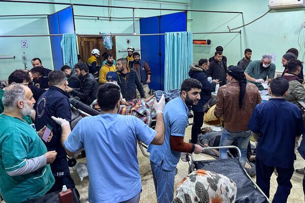 Victims are rushed to the emergency ward of the Bab al-Hawa hospital following an earthquake, in the northern countryside of Syria&#x27;s Idlib province on the border with Turkey, early on February 6, 2023. (Photo by Aaref WATAD / AFP) - Sputnik International