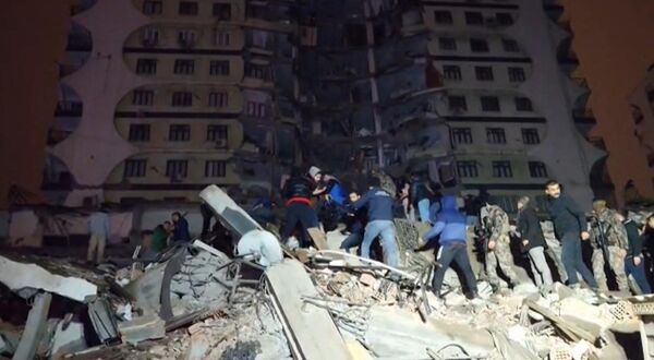 In this video grab from AFP TV taken on February 6, 2023, rescuers search for victims of a 7.4-magnitude earthquake that hit Diyarbakir, in southeastern Turkey, levelling buildings across several cities and causing damages in neighboring Syria. (Photo by Mahmut BOZARSLAN / AFPTV / AFP) - Sputnik International