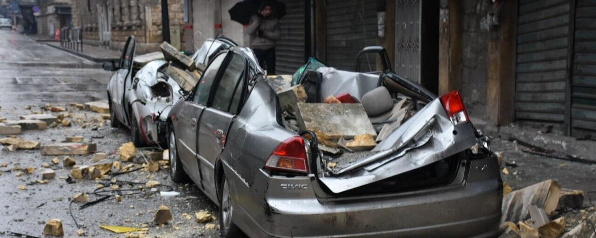 Damaged vehicles after buildings collapsed in Syria's Aleppo following a powerful earthquake. - Sputnik International, 1920, 07.02.2023