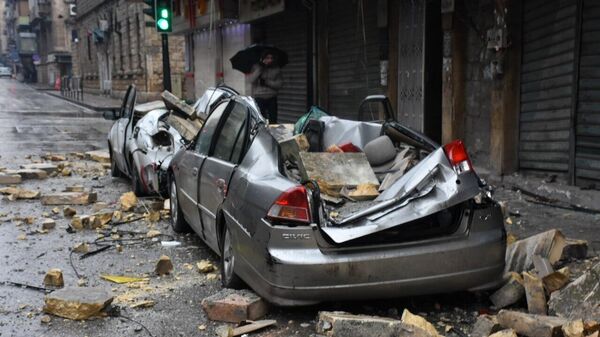 Damaged vehicles after buildings collapsed in Syria's Aleppo following a powerful earthquake. - Sputnik International