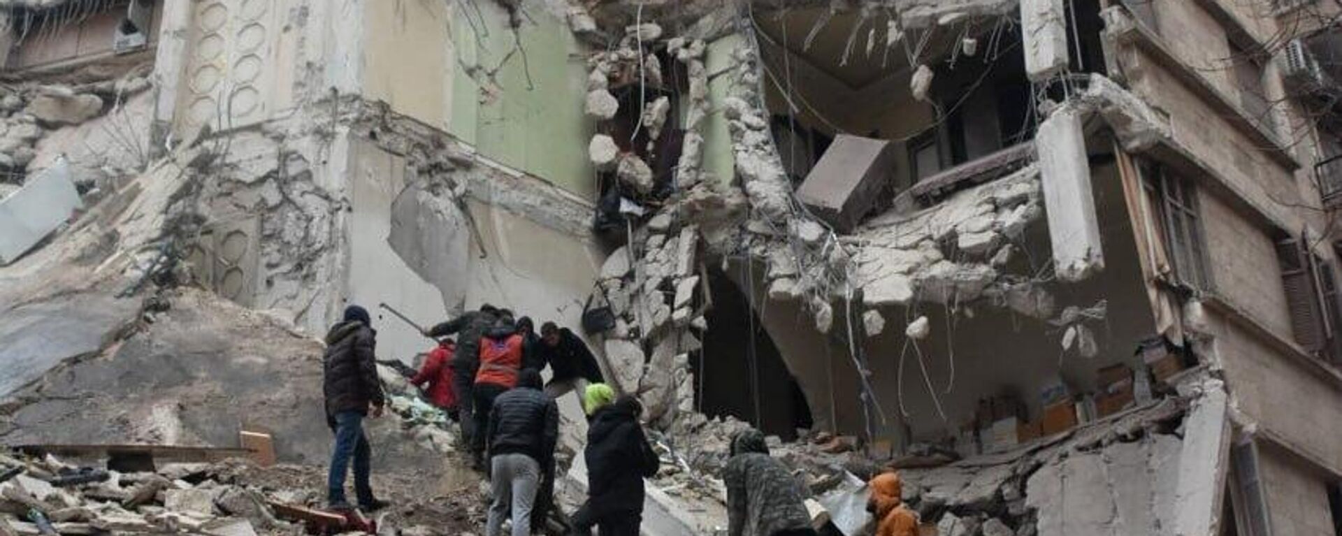 Rescue efforts are underway in Aleppo, Syria, after a devastating earthquake toppled buildings, leaving people trapped under the rubble. - Sputnik International, 1920, 02.08.2023