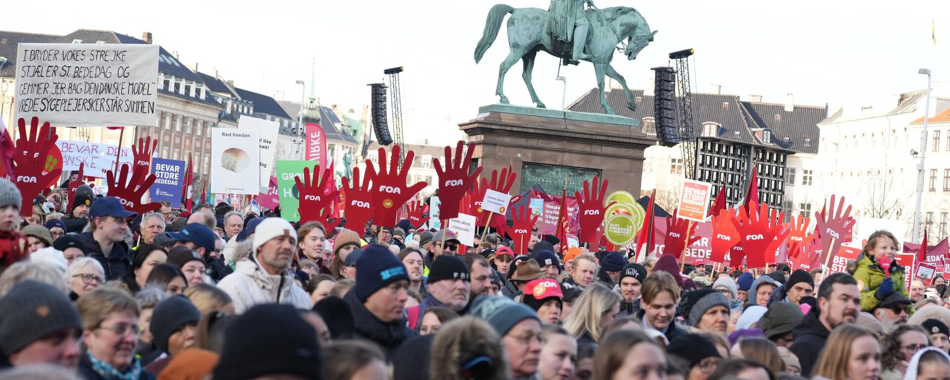 Protesters gather on Christiansborg Square in front of the Danish Parliament in Copenhagen, Denmark, during a demonstration on February 5, 2023 against the abolishment of a public holiday in order to finance the country's defense budget.  - Sputnik International, 1920, 06.02.2023