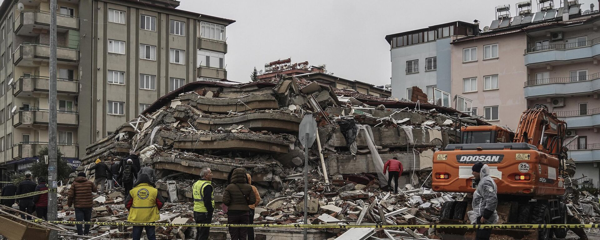 Emergency teams search for people in the rubble of a destroyed building in Gaziantep, Turkey, Monday, Feb. 6, 2023. A powerful quake has knocked down multiple buildings in southeast Turkey and Syria and many casualties are feared. - Sputnik International, 1920, 07.02.2023