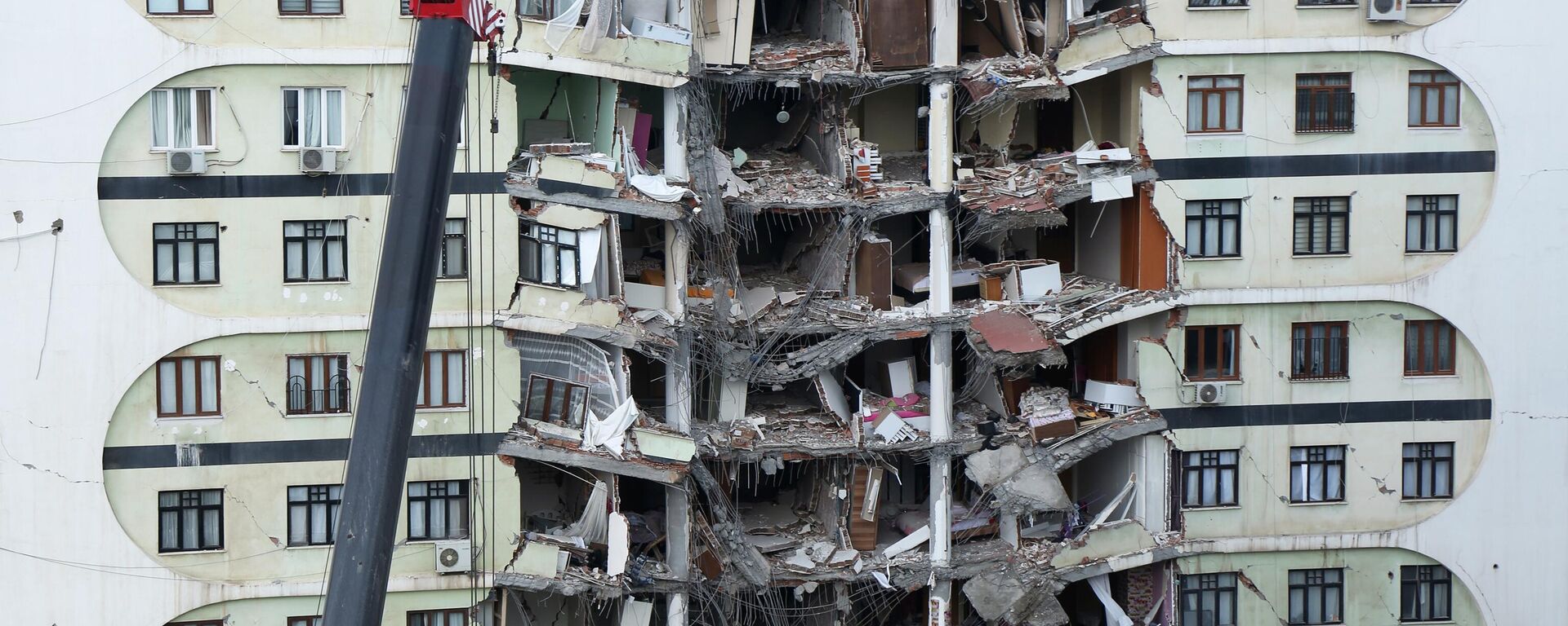 A building destroyed by an earthquake in Diyarbakir, Turkey - Sputnik International, 1920, 15.02.2023
