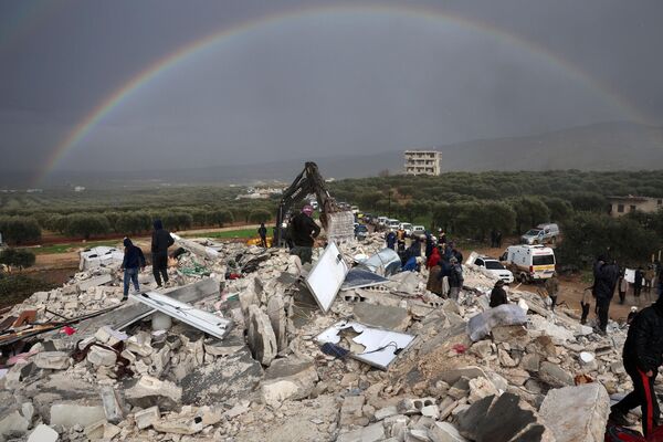 Residents search for victims and survivors amidst the rubble of collapsed buildings after an earthquake in the town of Besnaya in Syria&#x27;s rebel-held north-western Idlib province on the border with Turkey on 6 February 2023. - Sputnik International