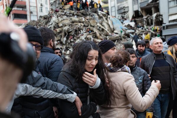 A woman is traumatized as rescuers search for survivors through the rubble of collapsed buildings in Adana, Turkey on 6 February 2023 after a 7,8-magnitude earthquake struck the country&#x27;s south-east. - Sputnik International