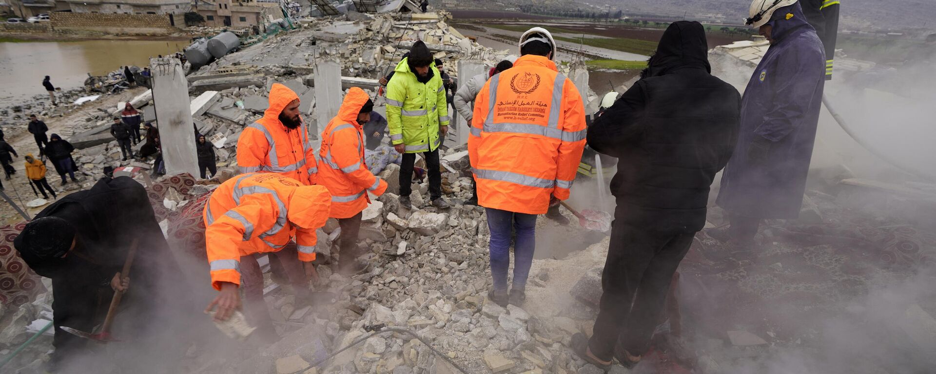 White Helmet rescue workers search for victims and survivors in the rubble of collapsed buildings, following an earthquake in the town of Sarmada in the countryside of the northwestern Syrian Idlib province, early on February 6, 2023. - Sputnik International, 1920, 07.02.2023