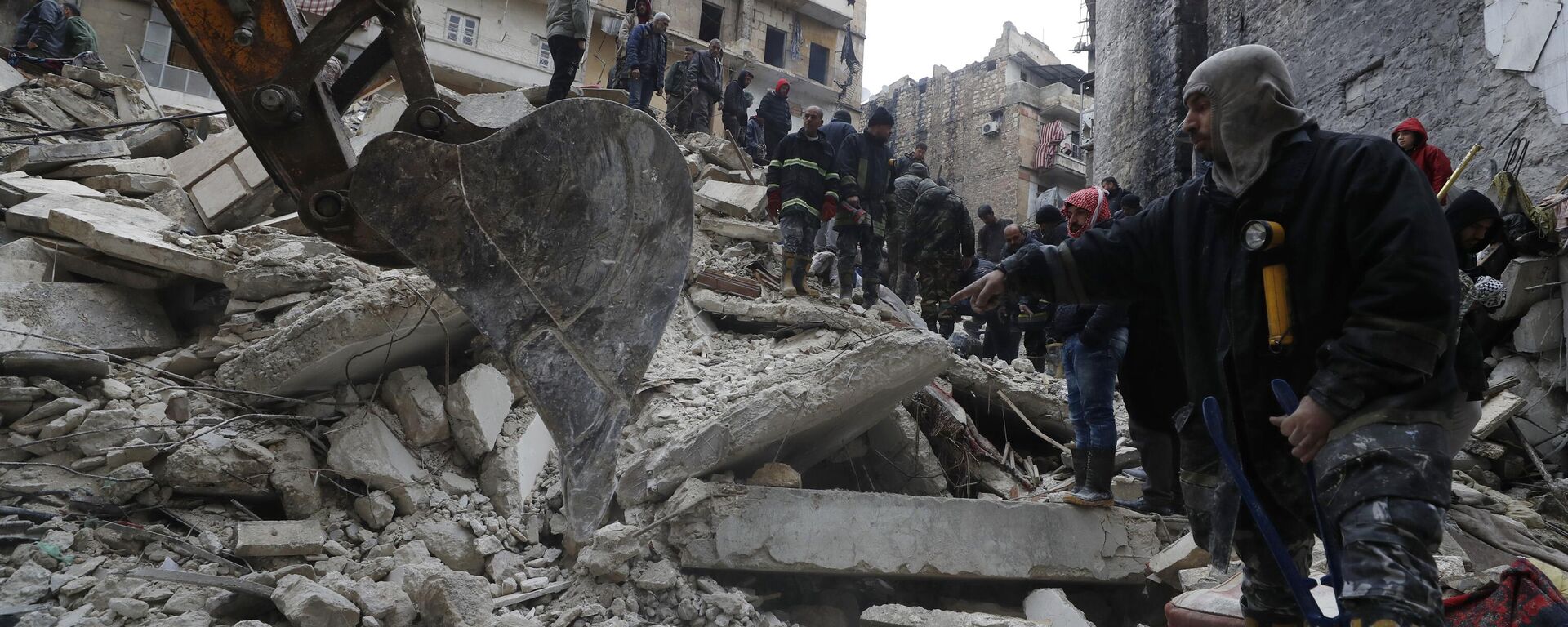 Syrian Civil Defense workers and security forces search through the wreckage of collapsed buildings, in Aleppo, Syria, Monday, February 6, 2023. - Sputnik International, 1920, 08.02.2023