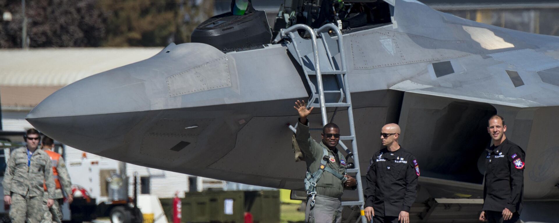 The pilot of a US F-22 Raptor waves after landing during the International Air and Space Fair (FIDAE) in Santiago on April 02, 2018 - Sputnik International, 1920, 07.02.2023