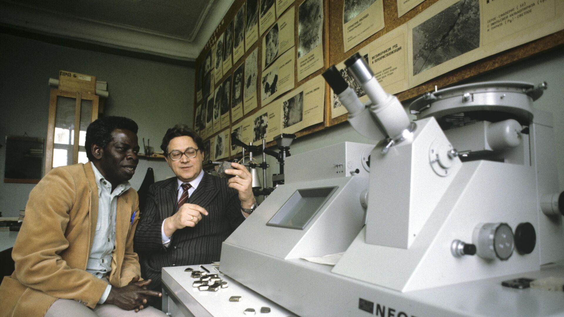 Dean of the Faculty of Engineering N. Trofimov with a graduate student from Ghana. Peoples' Friendship University of Russia - Sputnik International, 1920, 07.02.2023