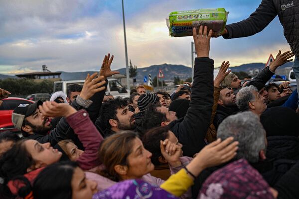 Earthquake survivors gather to collect supplies at a diaper distribution in Hatay on 7 February 2023, a day after a 7.8-magnitude earthquake struck the country&#x27;s south-east. - Sputnik International