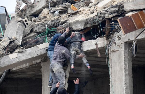 Residents remove an injured girl from the rubble of a collapsed building after an earthquake laid waste the town of Jandaris, in the countryside of Syria&#x27;s north-western city of Afrin in the rebel-held part of Aleppo province, on 6February 2023. - Sputnik International