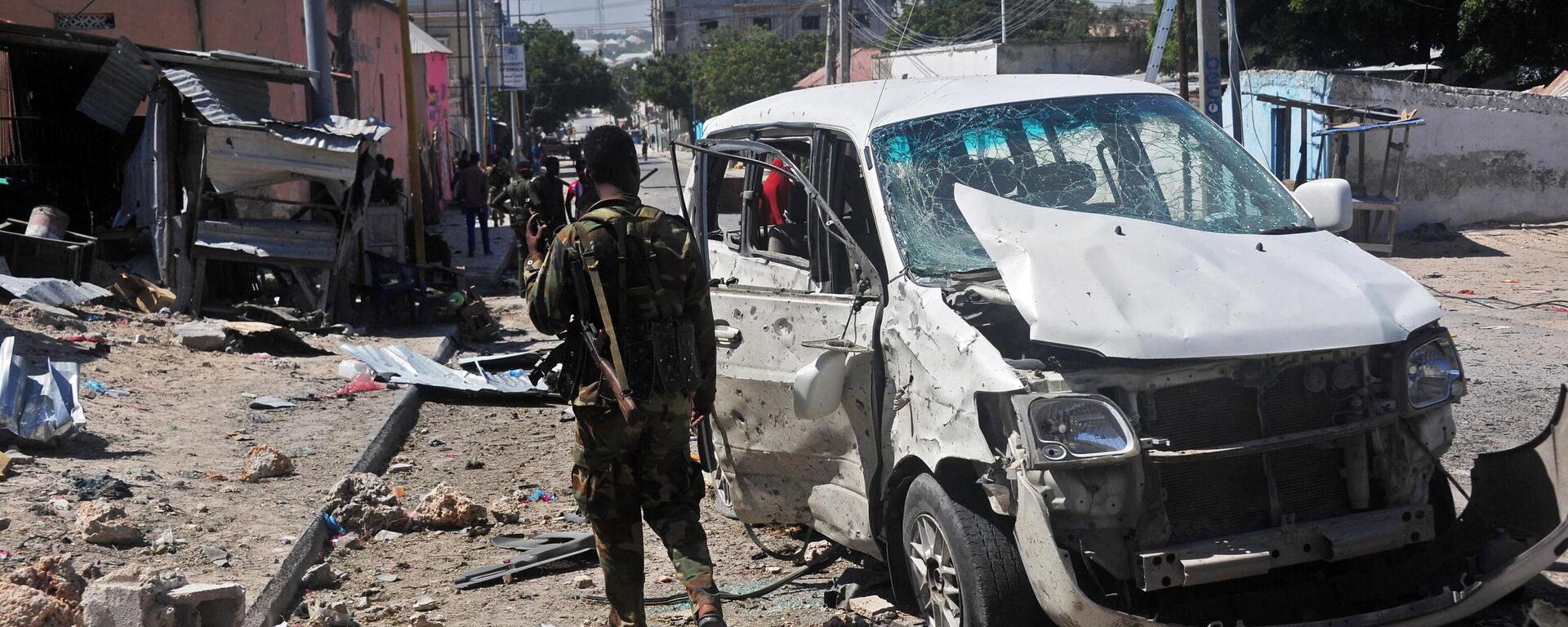 A Somali soldier stands at the scene of a car bomb attack near the Peace Hotel of the capital Mogadishu, on January 2, 2017.  - Sputnik International, 1920, 16.02.2023