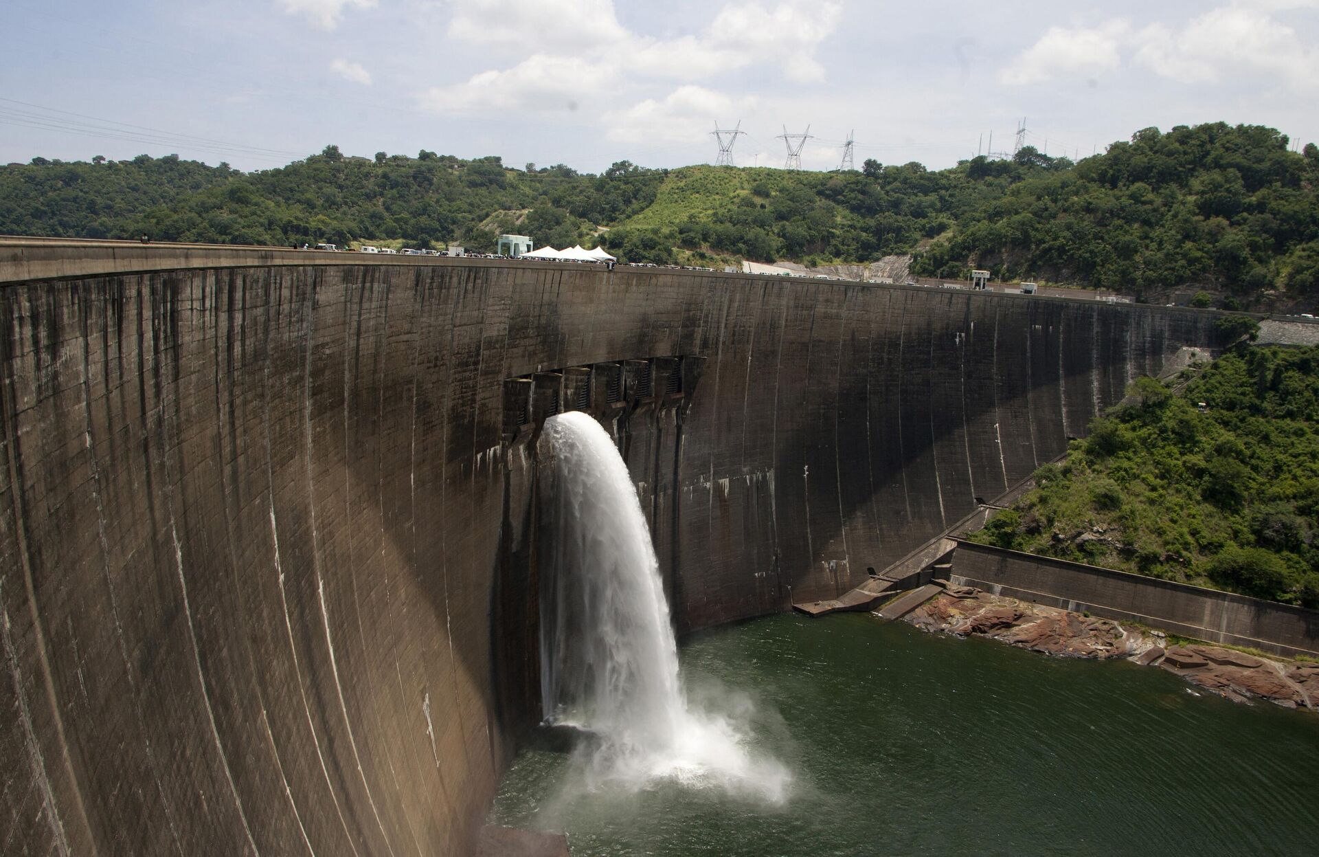 Flood gates on the Kariba Dam wall between Zimbabwe and Zambia open ceremonially on February 20, 2015 after the two neighbors signed $294 million in deals with international investors. - Sputnik International, 1920, 08.02.2023
