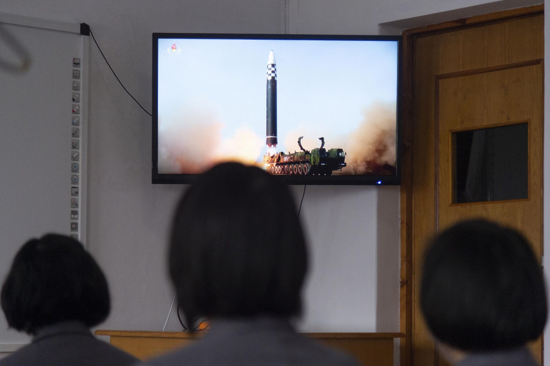 In this photo taken in Pyongyang on March 25, 2022, students of the Pyongyang Jang Chol Gu University of Commerce watch footage of the previous day's launch of the Hwasong-17 missile - Pyongyang's first ICBM test since 2017 - Sputnik International, 1920, 09.02.2023
