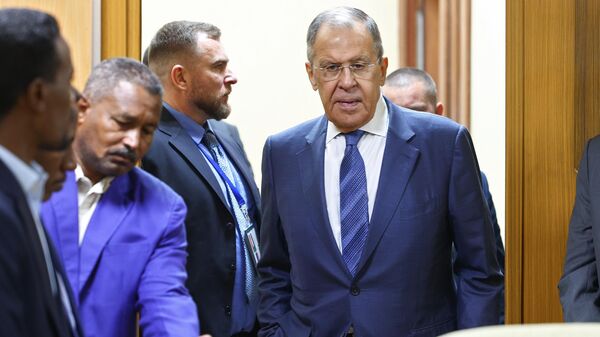 Russian Foreign Minister Sergey Lavrov (right) before the start of talks with Sudanese Foreign Minister Ali As-Sadeq in Khartoum - Sputnik International
