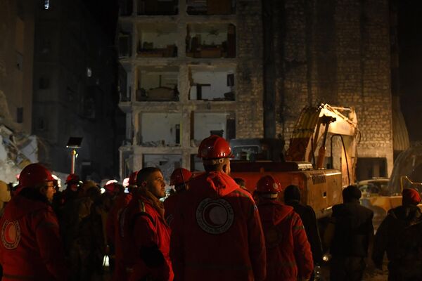 Rescuers search through the rubble of a collapsed building in Syria&#x27;s northern city of Aleppo.  - Sputnik International