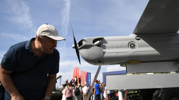A visitor explores the Orlan-30 unmanned aerial vehicle  - Sputnik International