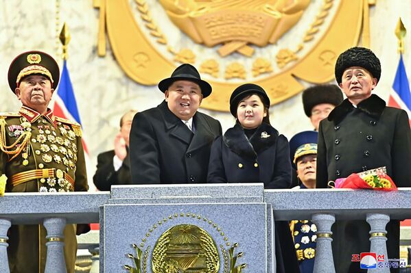 Kim Jong-un and his daughter attend the military parade. - Sputnik International