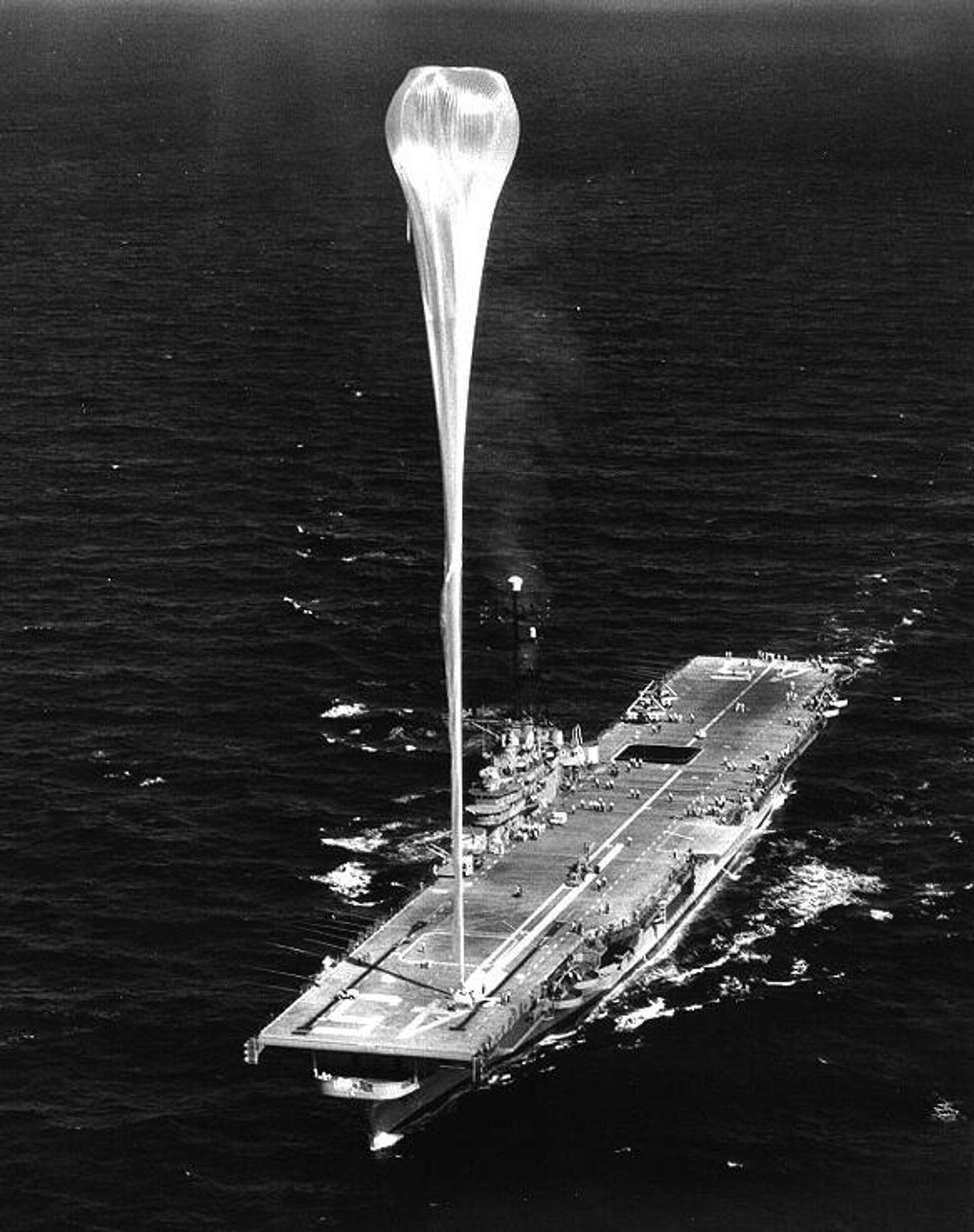 A spy balloon from Project Genetrix is launched from the aircraft carrier USS Valley Forge, 1956 - Sputnik International, 1920, 09.02.2023