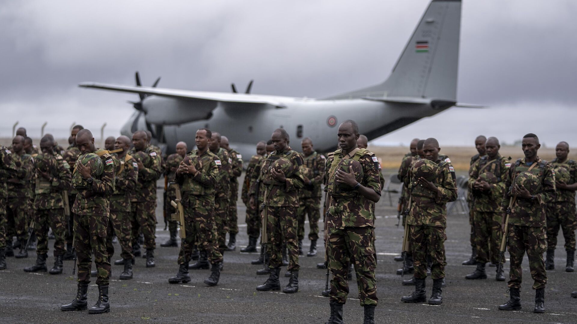 Members of the Kenya Defence Forces (KDF) listen to a prayer spoken by a chaplain as they prepare to deploy to Goma in eastern Congo as part of the East African Community Regional Force (EACRF), at a military airport in Nairobi, Kenya Wednesday, Nov. 16, 2022 - Sputnik International, 1920, 10.02.2023