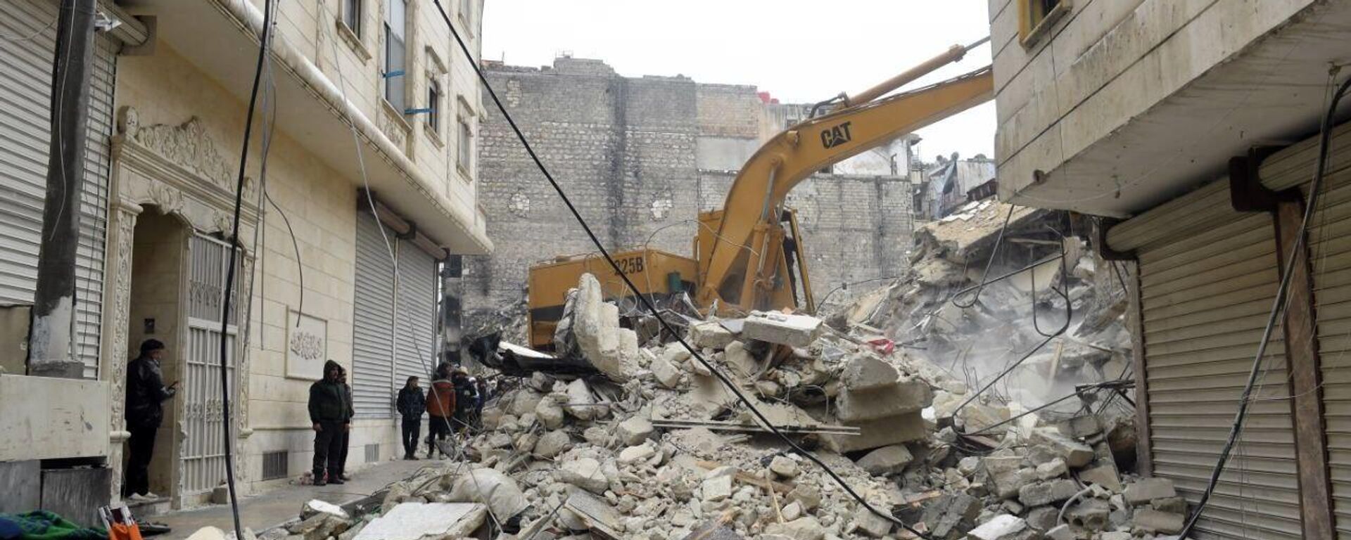 Construction equipment is used to clear debris as the search for survivors continues, in the aftermath of the earthquake, in Aleppo, Syria. - Sputnik International, 1920, 10.02.2023