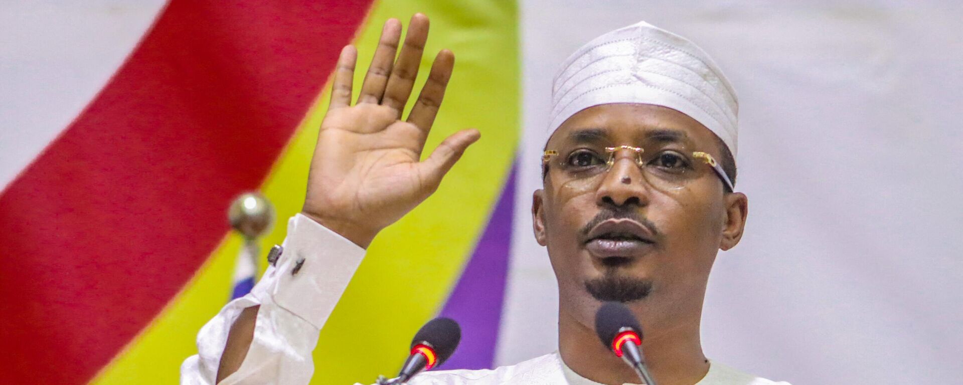 Mahamat Idriss Deby raises his hand as he is sworn in as Chad's transitional president, in N’Djamena on October 10, 2022.  - Sputnik International, 1920, 11.02.2023