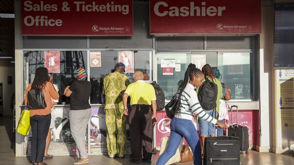People queue at the Kenya Airways ticket office in Jomo Kenyatta International Airport in Nairobi, Kenya Monday, Nov. 7, 2022.  - Sputnik International