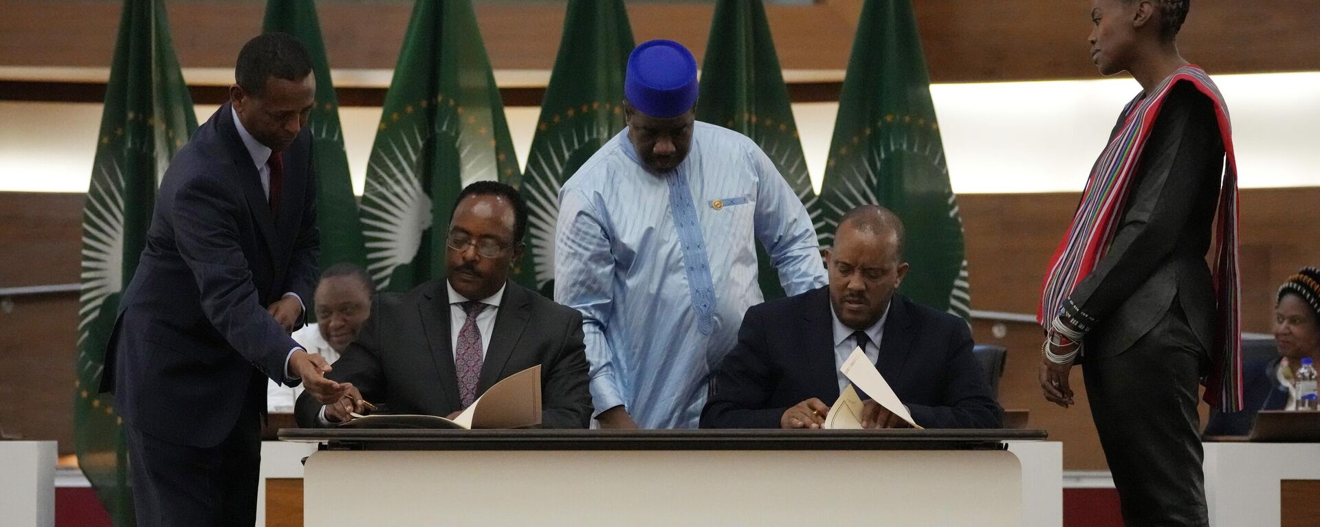 Lead negotiator for Ethiopia's government, Redwan Hussein, left, and lead Tigray negotiator Getachew Reda, right, sign documents during the peace talks in Pretoria, South Africa on Nov. 2, 2022.  - Sputnik International, 1920, 12.02.2023