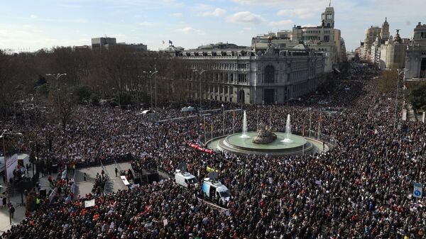 Thousands gather at Cibeles square during a demonstration in defense of the public healthcare in Madrid on February 12, 2023. - Sputnik International