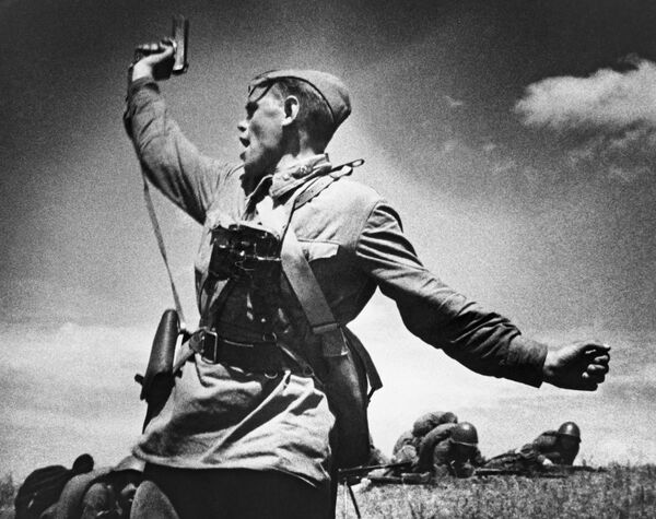 Alexei Yeremenko, junior political officer of the 18th Army&#x27;s 220th regiment, rousing his soldiers to join the attack at the village of Khorosheye near Lugansk. Yeremenko died in that very battle but this picture of him was to become one of the Second World War&#x27;s most iconic images. - Sputnik International