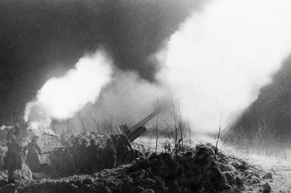 Soviet artillery attack retreating German troops during the offensive in Donbass.  - Sputnik International