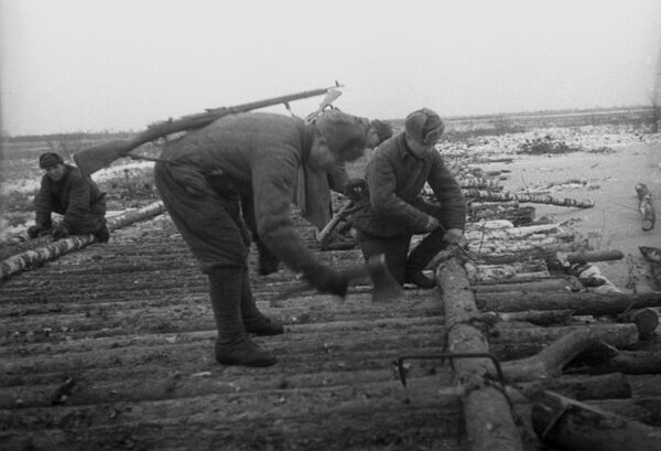 Miners laying down a road for Soviet forces near Lugansk. - Sputnik International