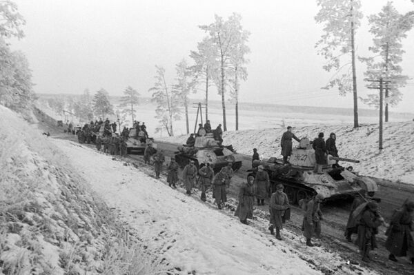 Soviet troops redeploying after a successful offensive in Donbass. - Sputnik International