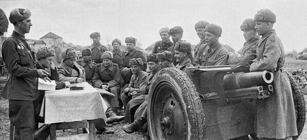 An artillery unit of the South-eastern Front holds a party meeting during a calm period between the battles. - Sputnik International