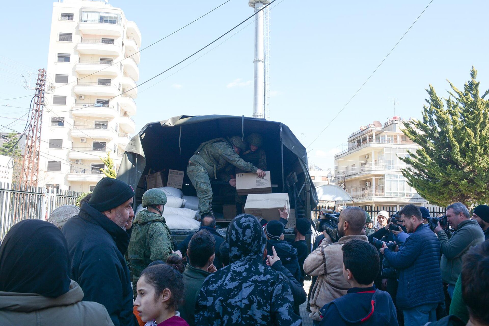 The Russian military is distributing humanitarian aid to Syrians affected by the devastating recent earthquake. - Sputnik International, 1920, 13.02.2023