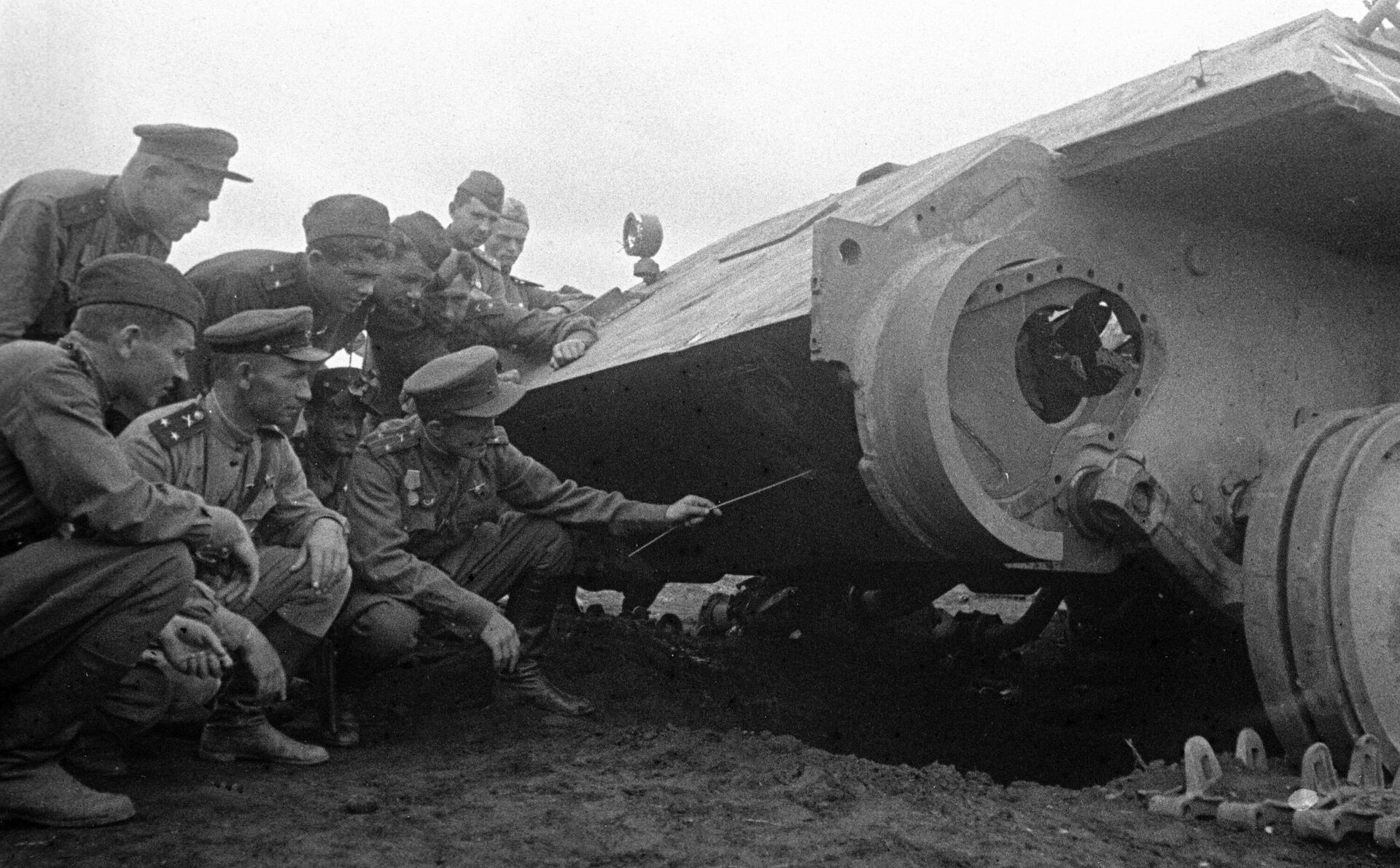 Soviet artillerymen study weak points of a destroyed Panther tank. Kursk. June 1943. - Sputnik International, 1920, 13.02.2023