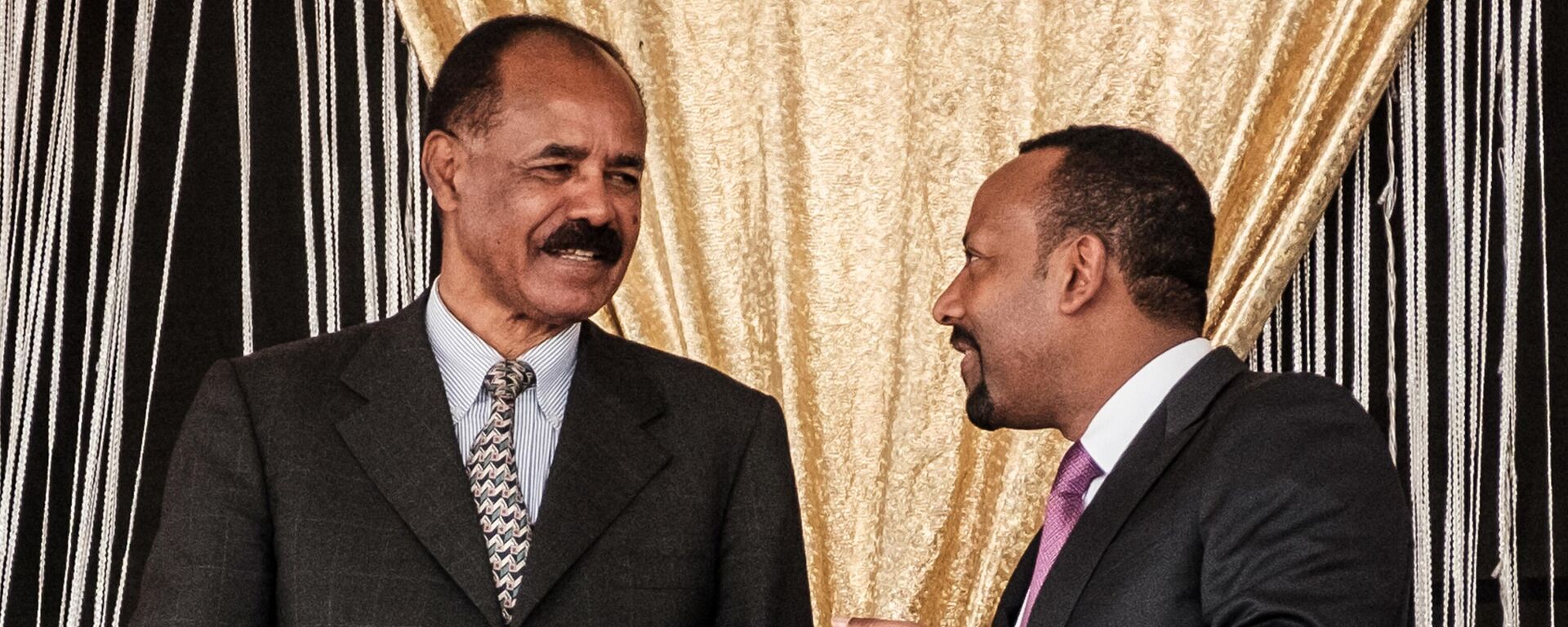 Eritrea's President Isaias Afwerki (L) and Ethiopia's Prime Minister Abiy Ahmed talk during the inauguration of the Tibebe Ghion Specialized Hospital in Bahir Dar, northern Ethiopia, on November 10, 2018. - Sputnik International, 1920, 13.02.2023