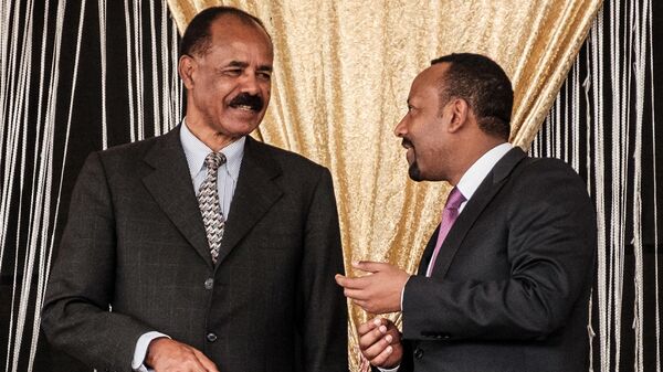 Eritrea's President Isaias Afwerki (L) and Ethiopia's Prime Minister Abiy Ahmed talk during the inauguration of the Tibebe Ghion Specialized Hospital in Bahir Dar, northern Ethiopia, on November 10, 2018. - Sputnik International