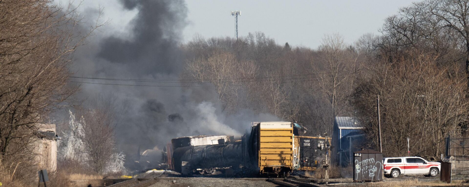 Smoke rises from a derailed cargo train in East Palestine, Ohio, on February 4, 2023. - Sputnik International, 1920, 18.02.2023