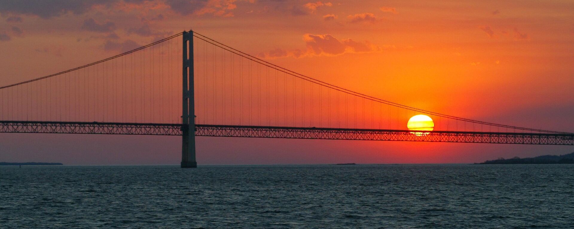 In this May 31, 2002 file photo, the sun sets over the Mackinac Bridge and the Mackinac Straits as seen from Lake Huron. - Sputnik International, 1920, 04.07.2023