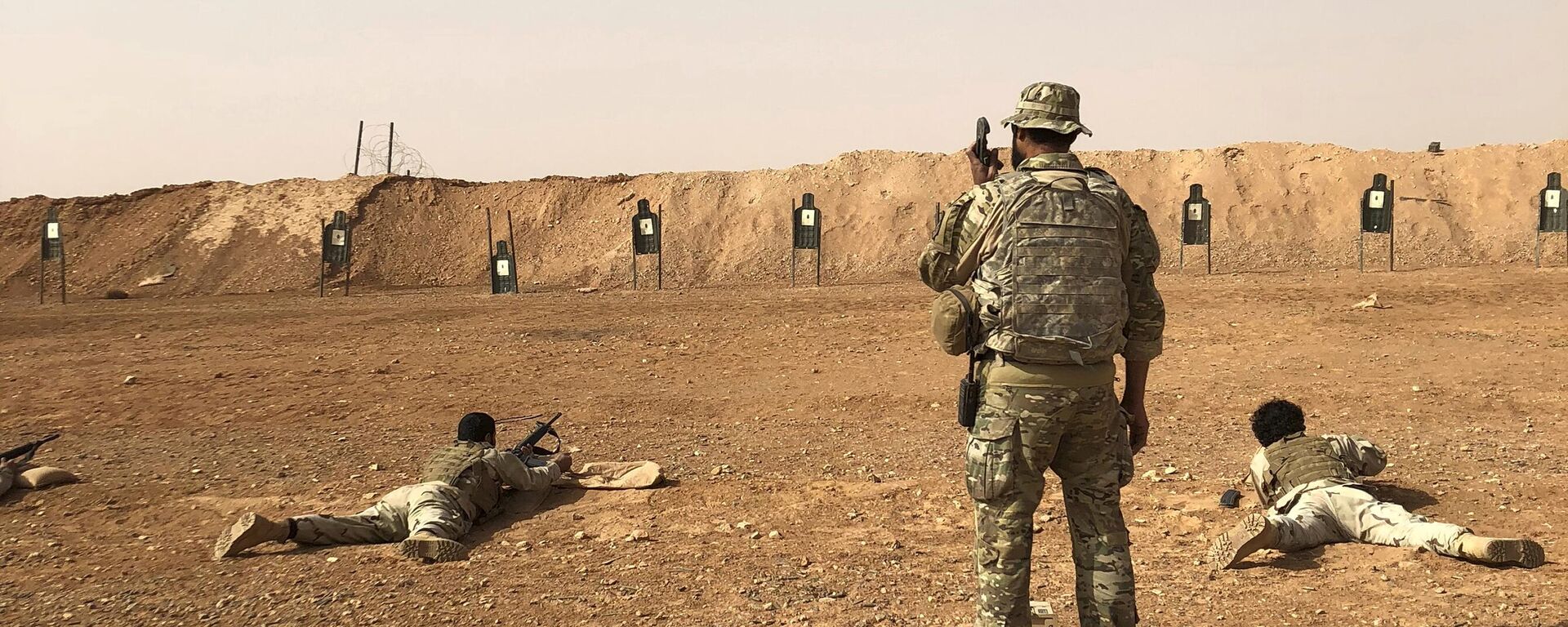 Members of the Maghawir al-Thawra Syrian opposition group receive firearms training from U.S. Army Special Forces soldiers at the al-Tanf military outpost in southern Syria on Monday, Oct. 22, 2018. - Sputnik International, 1920, 14.02.2023