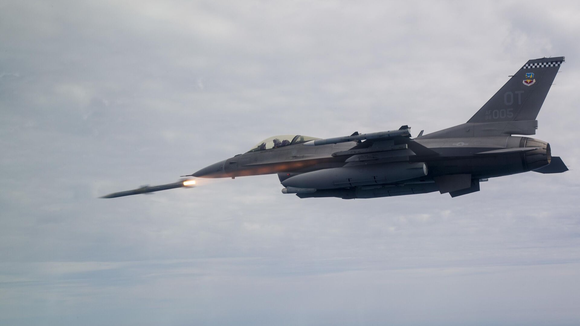 An F-16C Fighting Falcon assigned to the 85th Test Evaluation Squadron shoots an AIM-120 Advanced Medium-Range Air-to-Air Missile, or AMRAAM over testing ranges near Eglin Air Force Base, Fla., March 19, 2019. - Sputnik International, 1920, 26.12.2023
