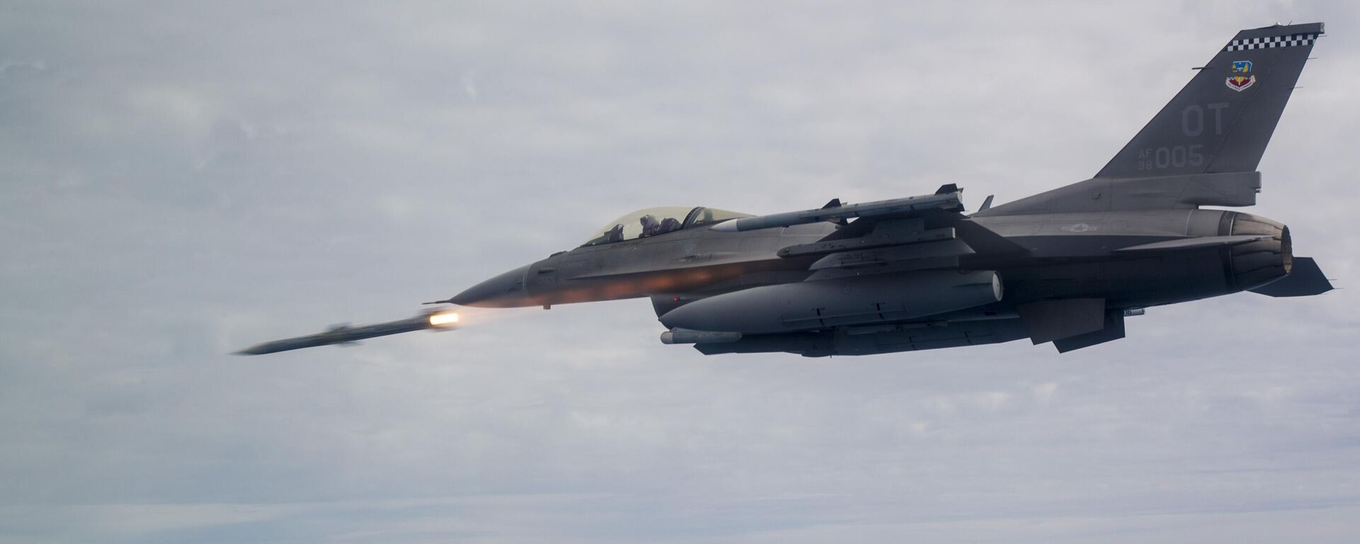 An F-16C Fighting Falcon assigned to the 85th Test Evaluation Squadron shoots an AIM-120 Advanced Medium-Range Air-to-Air Missile, or AMRAAM over testing ranges near Eglin Air Force Base, Fla., March 19, 2019. - Sputnik International, 1920, 15.06.2023