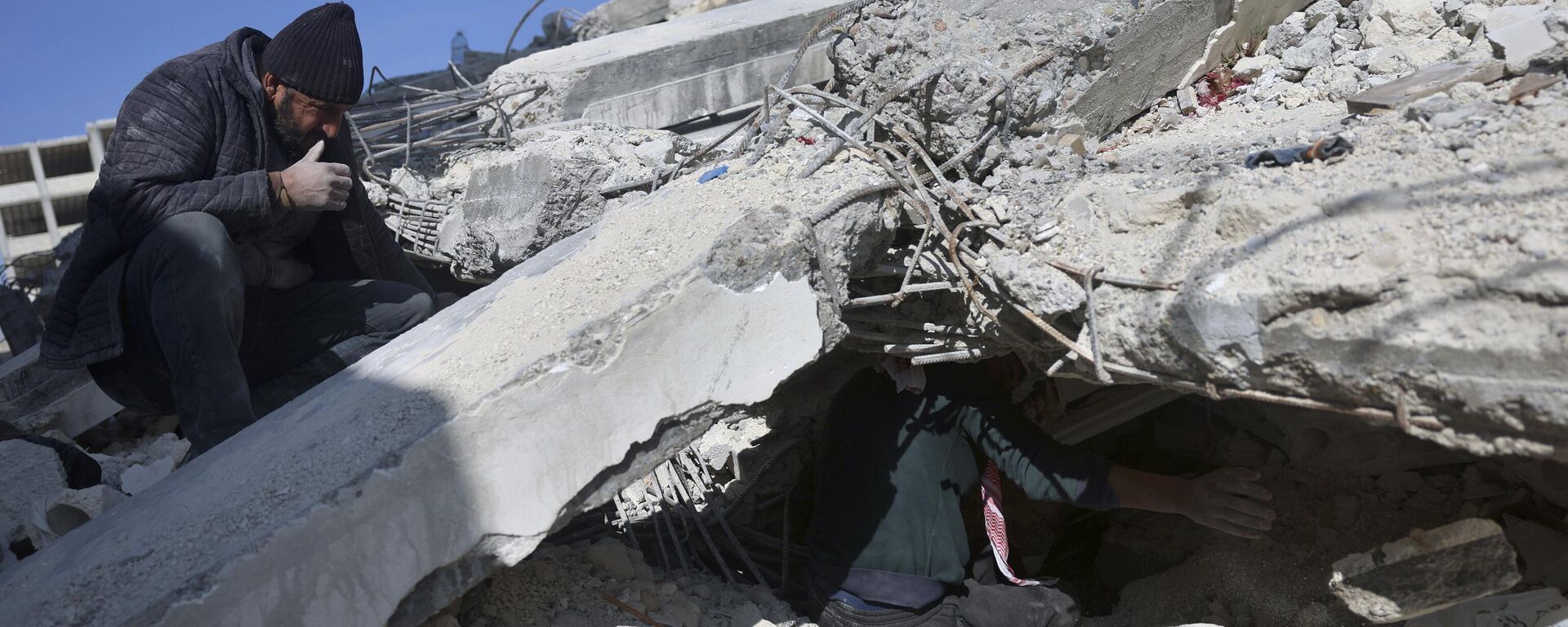 People try to remove their furniture and household appliances out of a collapsed building following a devastating earthquake in the town of Jinderis, Aleppo province, Syria, Tuesday, February 14, 2023.  - Sputnik International, 1920, 28.02.2023