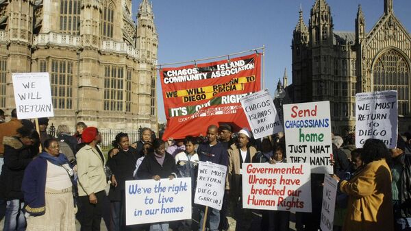 Demonstrators take part in a protest outside the Houses of Parliament in London, after a court ruling decided Chagos Islanders are not allowed to return to their homeland, Wednesday Oct. 22, 2008.  - Sputnik International
