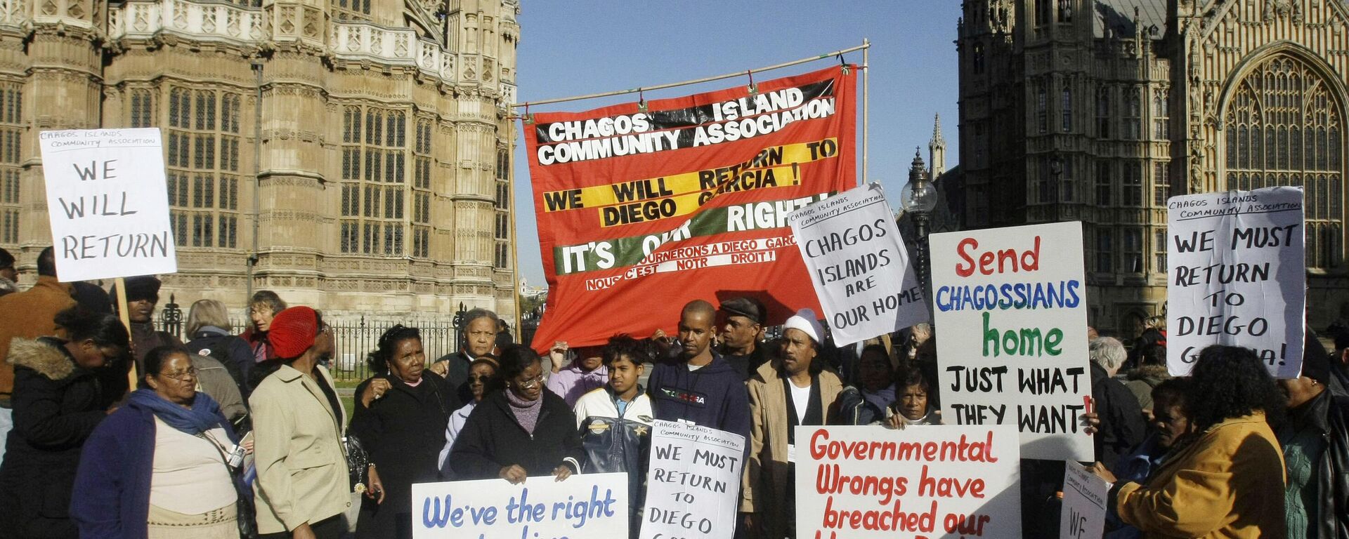 Demonstrators take part in a protest outside the Houses of Parliament in London, after a court ruling decided Chagos Islanders are not allowed to return to their homeland, Wednesday Oct. 22, 2008.  - Sputnik International, 1920, 15.02.2023